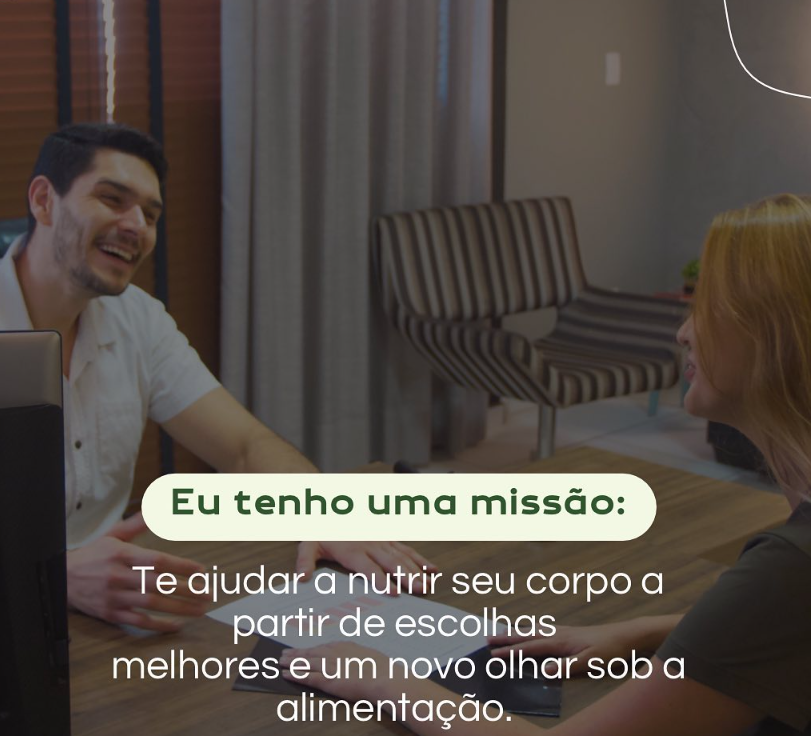 Guilherme Oliveira atendendo uma paciente em seu consultório