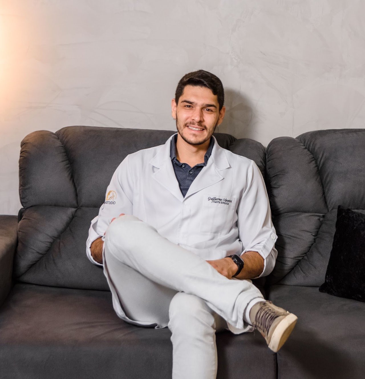 Retrato de Guilherme Oliveira de jaleco, nutricionista em Itaúna